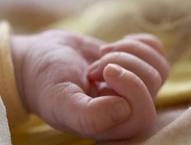 Τραγωδία στην Πάτρα: Μητέρα φέρεται ότι πλάκωσε κατα λάθος το βρέφος της στον ύπνο και το σκότωσε